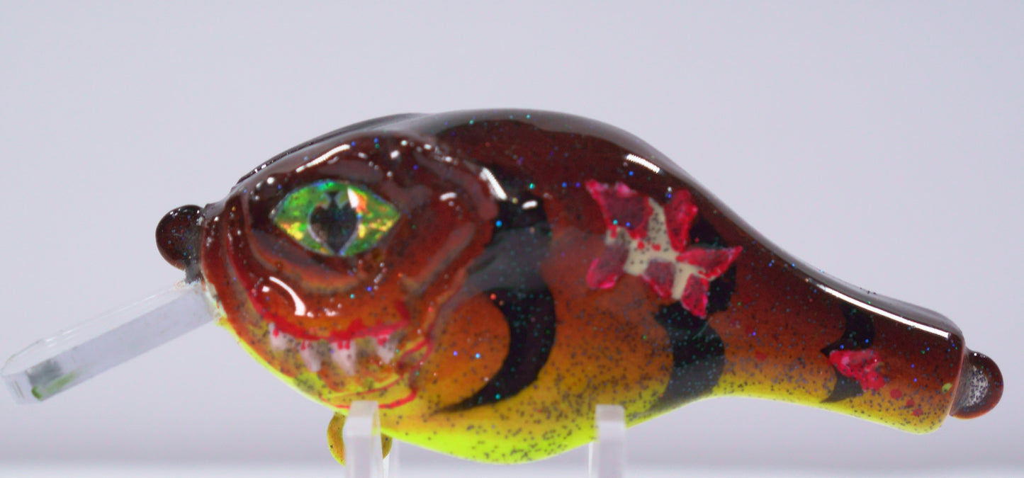 The Sinister Squarebill in Rootbeer Sparkle is a 0.7 oz shallow-diving crankbait designed to bring the heat when bass are feeding on crawfish. Diving 3 to 5 feet, this lure excels around rock, wood, and shallow structure where big fish hunt. The Fire Craw color pattern combines deep reds, burnt orange, and black accents to perfectly imitate a defensive crawfish — irresistible to pre-spawn and early spring bass.

Built with a squarebill design for a bold, erratic deflection, that crashes through cover