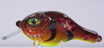 The Sinister Squarebill in Rootbeer Sparkle is a 0.7 oz shallow-diving crankbait designed to bring the heat when bass are feeding on crawfish. Diving 3 to 5 feet, this lure excels around rock, wood, and shallow structure where big fish hunt. The Fire Craw color pattern combines deep reds, burnt orange, and black accents to perfectly imitate a defensive crawfish — irresistible to pre-spawn and early spring bass.

Built with a squarebill design for a bold, erratic deflection, that crashes through cover